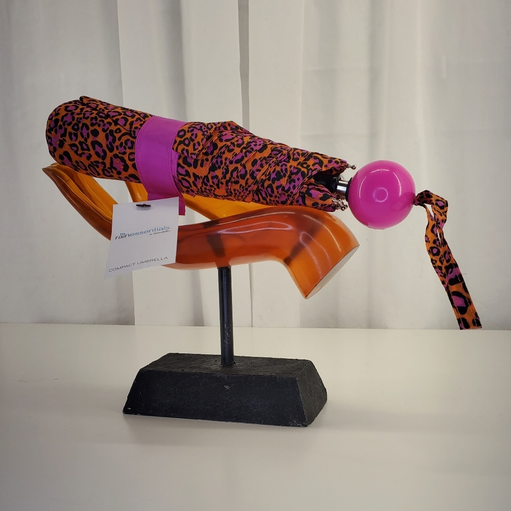 RAIN ESSENTIALS COMPACT UMBRELLA BY SHEDRAIN. ORANGE & HOT PINK LEOPARD. $20.00